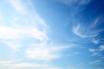 Obraz premium Bright Blue Sky with Elegant Wispy White Clouds, Tranquil and Serene Outdoor Scene, Peaceful Atmosphere, Natural Beauty, Expansive Skyscape, Calming Cloud Patterns, Inspiring and Refreshing View