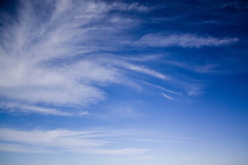 Obraz premium Expansive Blue Sky with Elegant Wispy White Clouds, Tranquil and Serene Outdoor Scene, Peaceful Atmosphere, Natural Beauty, Open Skies, Calming Cloud Patterns, Inspiring and Refreshing Skyscape