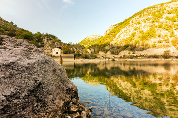 Lago di San Domenico al tramonto in Abruzzo nel periodo del folliage 