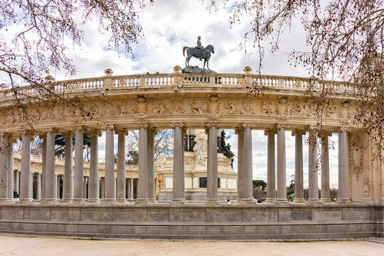 Fototapeta Monument to Alfonso XII in Buen Retiro park, Madrid, Spain