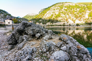 Lago di San Domenico al tramonto in Abruzzo nel periodo del folliage 