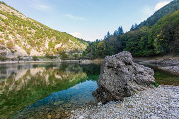 Lago di San Domenico al tramonto in Abruzzo nel periodo del folliage 