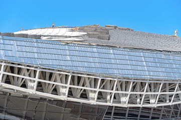 Mounting of metal structures  and the roof of a modern building