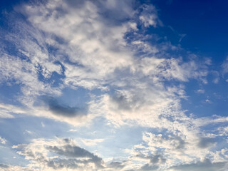 Obraz premium Scattered Cumulus Clouds above Deep Blue Sky