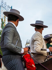 Jinetes a caballo con traje tradicional de Andaluc&iacute;a en la feria de Fuengirola, Espa&ntilde;a