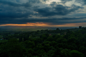 Obraz premium Tuscan Countryside at Sunrise, Rolling Hills and Misty Valleys