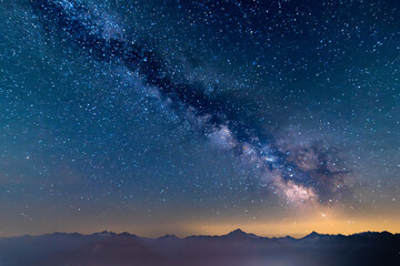 Fototapeta premium Langzeitbelichtung des Nachthimmels mit sichtbarer Milchstraße und Sternenspuren. Klare Nacht, eindrucksvolle Astrofotografie mit tiefem Schwarz und Lichtbahnen der Sterne.