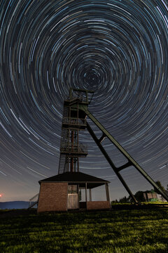 Langzeitbelichtung des Nachthimmels mit sichtbarer Milchstra&szlig;e und Sternenspuren. Klare Nacht, eindrucksvolle Astrofotografie mit tiefem Schwarz und Lichtbahnen der Sterne.