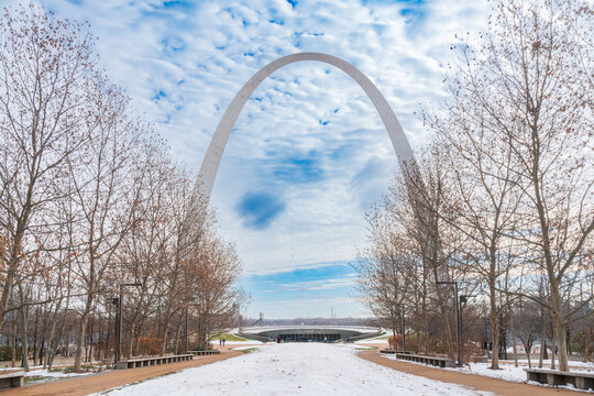 Dec 30, 2024, US, Missouri: The Gateway Arch Trail, St. Louis, is beautiful in snow. Pond was frozen, trees are frosted. The trail connects to downtown St. Louis, the harbor looking to Ilinios