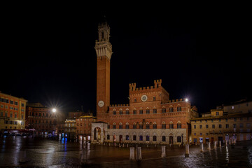 Fototapeta premium Siena’s Piazza del Campo and Palazzo Pubblico, night view with wet square