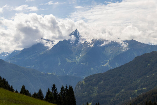 Berglandschaft in &Ouml;sterreich mit gr&uuml;nen T&auml;lern, klarer Luft und majest&auml;tischen Gipfeln. Ideal f&uuml;r Natur- und Reisethemen.