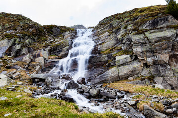 Berglandschaft in Österreich mit grünen Tälern, klarer Luft und majestätischen Gipfeln. Ideal für Natur- und Reisethemen.