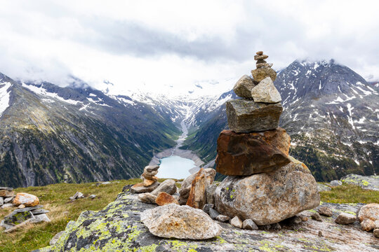 Berglandschaft in &Ouml;sterreich mit gr&uuml;nen T&auml;lern, klarer Luft und majest&auml;tischen Gipfeln. Ideal f&uuml;r Natur- und Reisethemen.