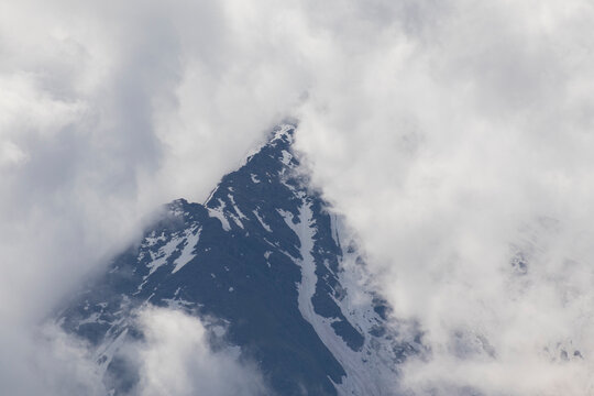 Berglandschaft in &Ouml;sterreich mit gr&uuml;nen T&auml;lern, klarer Luft und majest&auml;tischen Gipfeln. Ideal f&uuml;r Natur- und Reisethemen.