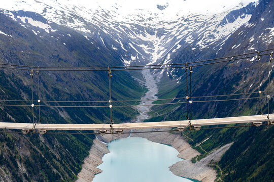 H&auml;ngebr&uuml;cke in &Ouml;sterreich mit gr&uuml;nen T&auml;lern, klarer Luft und majest&auml;tischen Gipfeln. Ideal f&uuml;r Natur- und Reisethemen.