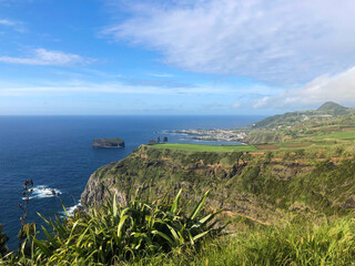 Atemberaubende K&uuml;stenlandschaft mit gr&uuml;nen Klippen, blauem Atlantik und der Insel Ilh&eacute;u de Vila Franca do Campo auf den Azoren &ndash; Natur, Meer und Idylle in perfekter Harmonie.
