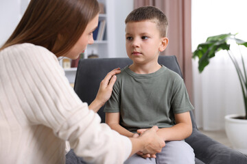 Obraz premium Mother supporting her upset son at home