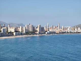 Obraz premium Coastal Cityview A Beautiful Sunlit Skyline by the Tranquil Sea with Endless Views