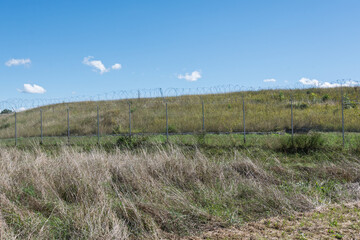 Barri&egrave;re sur la Colline Sous un Ciel Clair