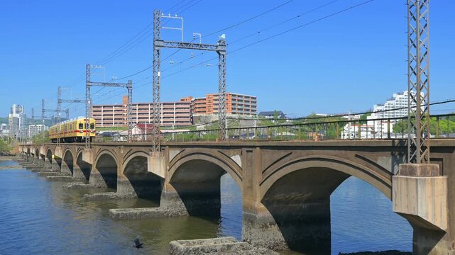 名島川橋梁を通過する西鉄600形電車