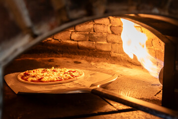 Pizza artesanal cocida en horno de barro y ladrillo