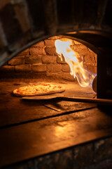 Pizza artesanal cocida en horno de barro y ladrillo