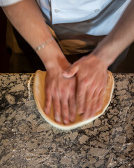 Pizza artesanal cocida en horno de barro y ladrillo