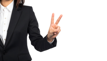 ビジネスウーマンの手が二本の指でカウントを示すジェスチャー｜背景なし・透過PNG・コピースペース