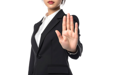 ビジネスウーマンが片手を上げてストップサインを示すジェスチャー｜背景なし・透過PNG・コピースペース