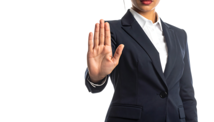 ビジネスウーマンが片手を上げてストップサインを示すジェスチャー｜背景なし・透過PNG・コピースペース