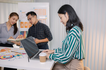 Obraz premium UX/UI designers collaborating during a creative workshop to test interface ideas and exchange feedback for app development, emphasizing teamwork and innovative design thinking.