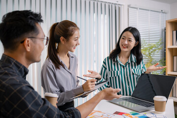UX/UI designers collaborating during a creative workshop to test interface ideas and exchange feedback for app development, emphasizing teamwork and innovative design thinking.