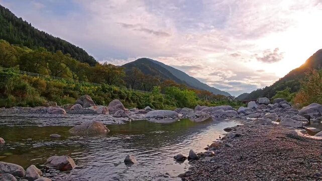 日本の山奥の清流　長野県飯田市の奥地（遠山郷）　清流　夕方ごろ