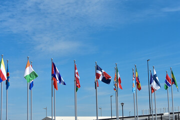 青空にはためく世界の国旗