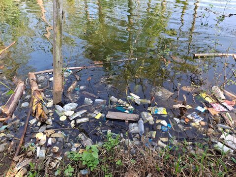 condition of rivers polluted by plastic waste