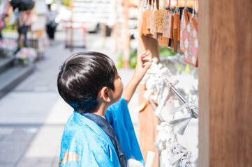 七五三詣　絵馬掛所の前の男の子
