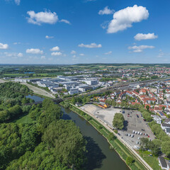 Obraz premium Die Stadt Donauwörth in Bayerisch-Schwaben von oben, Blick über die Donau zum Festplatz