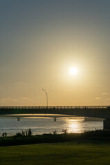 朝陽を浴びる赤江大橋