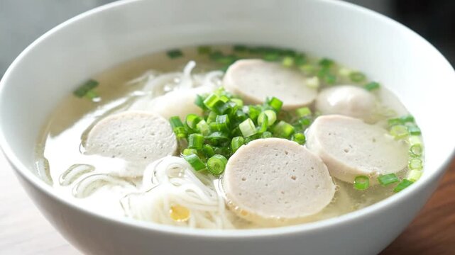 肉団子スープ麺 至福のクローズアップ