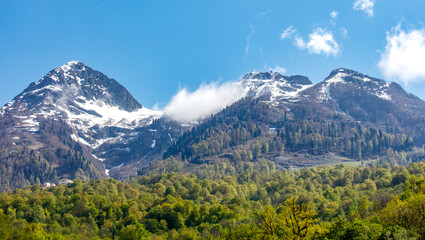 Obraz premium The mountains are covered in snow and the sky is clear