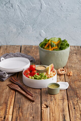 Spinach Salad with Avocado and Bell Pepper