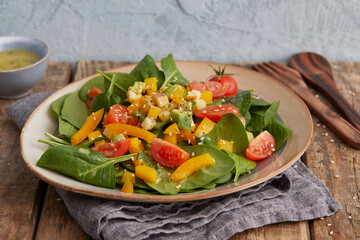 Spinach Salad with Avocado and Bell Pepper