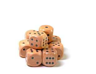 Viele Spielwürfel aus Holz vor weißem Hintergrund