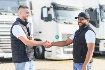 Obraz premium People shaking hands making a transport business deal