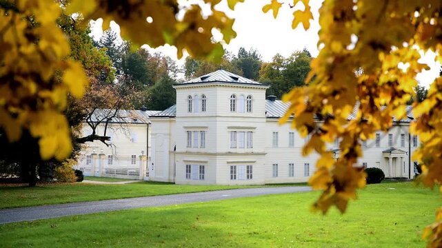 Classicist Kynžvart Castle in the heart of the Slavkov Forest, surrounded by an English park. History, elegance, and the charm of Metternich&rsquo;s diplomatic collections.
