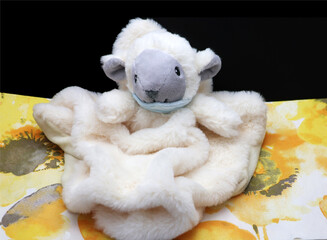 peluche d'un agneau pour un agréable doudou