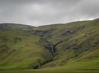 Obraz premium waterfall in mountains in Iceland