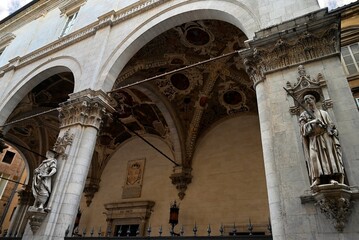 Détail architectural de la Loggia du commerce de la ville de Sienne