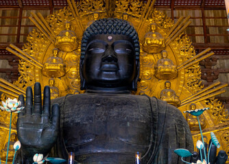 Obraz premium The Biggest statue of Buddha in Japan, Todaiji Temple, Nara park, South East Asia