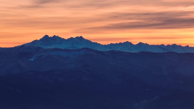Zoom na Tatry i Pasmo Radziejowej o zmierzchu zimą.